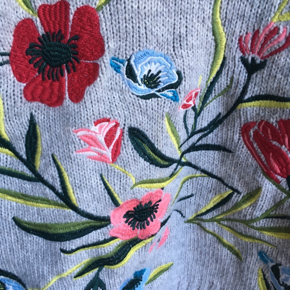 Romeo + Juliet Boxy Embroidered Sweater Size L - Picture 3 of 7